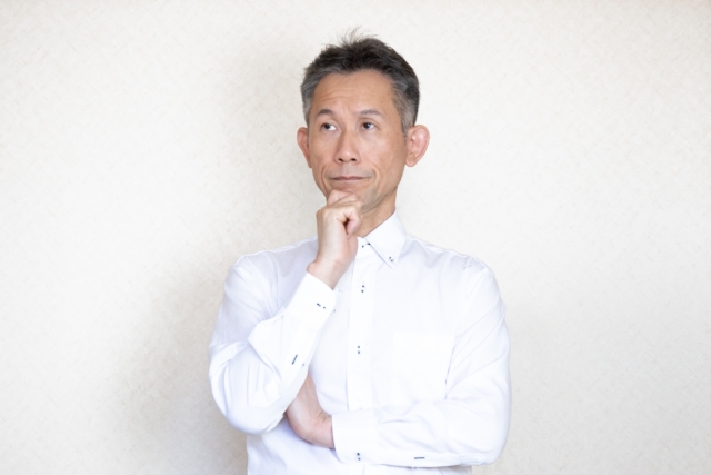 中年の男性が深く考える様子